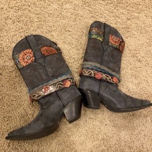 Durango Womans Cowboy Boots size 7. Mostly blue.